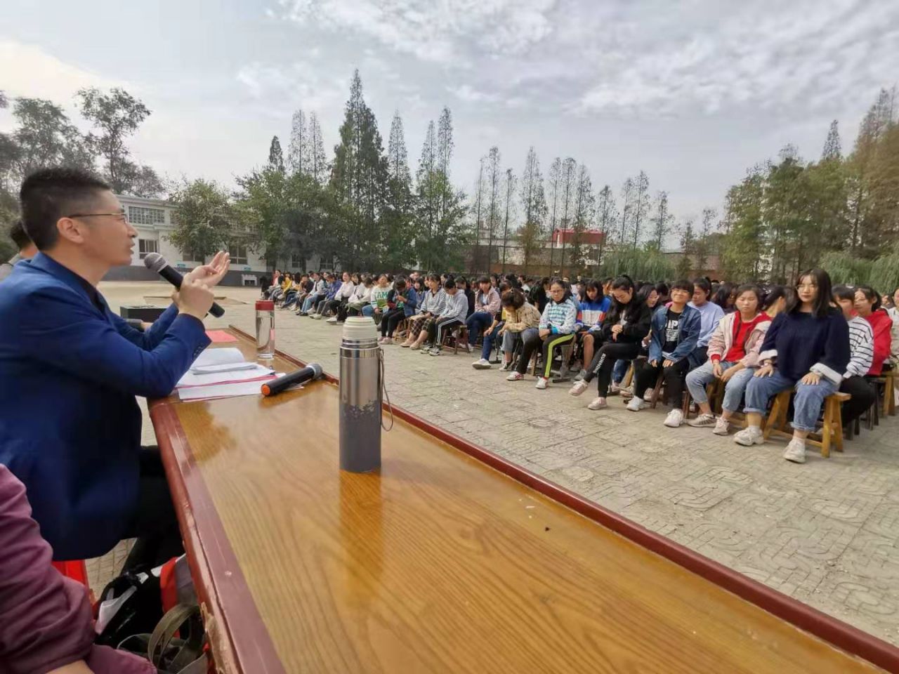 原创"人类行为导致气候变化警示牌"落户罗山县涩港高中