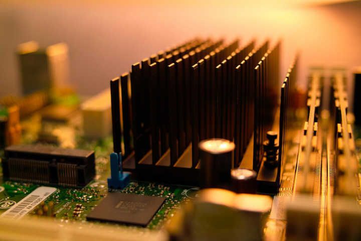 晶体管逐渐变小，Dennard定律比摩尔定律更值关注，散热和功耗推动芯片专业化