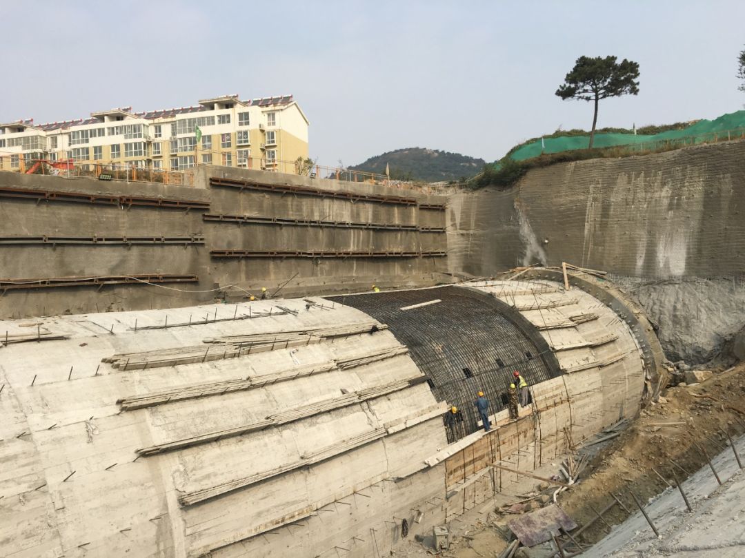 10月21日,岚山隧道明挖段拱形处主体最后一板施工.