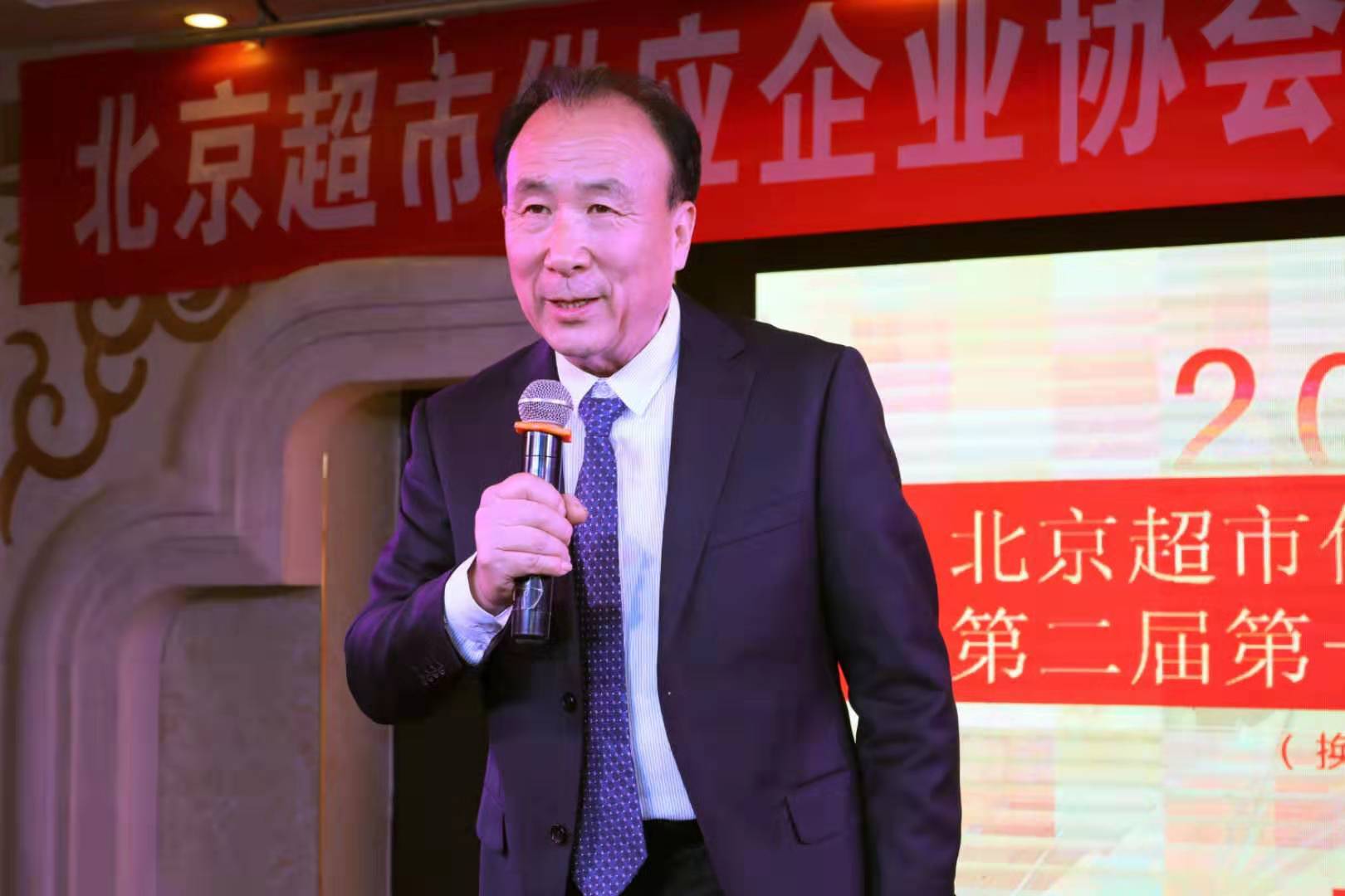 会长姚文华先生精彩讲话第二届新当选会长姚文华先生再次上台做了精彩