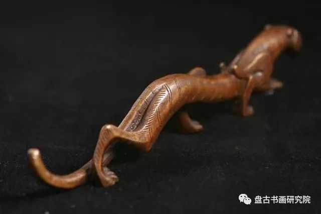 肆产品名称:虬龙笔架产品尺寸:18*5*5 cm产品材质:铜此件笔架通体青铜