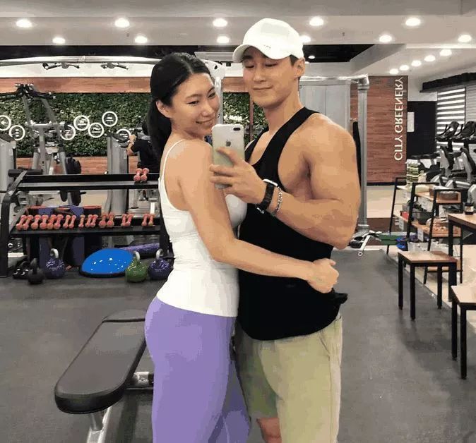 40岁高龄阿姨练出媲美卡戴珊身材,征服小鲜肉男友