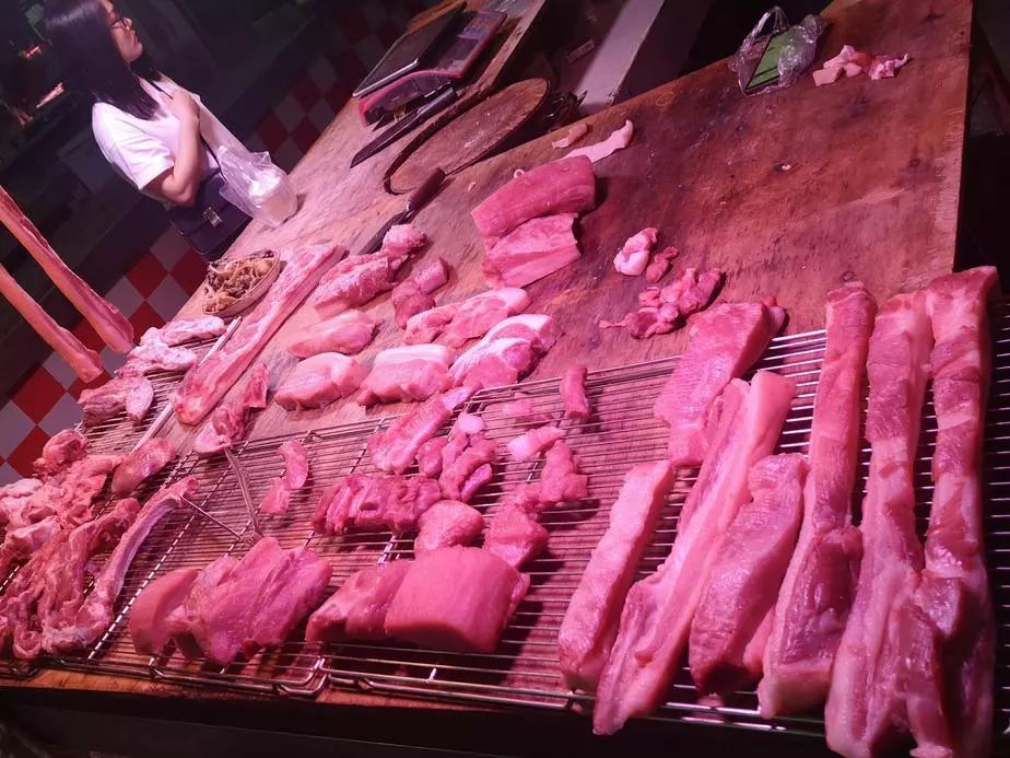 猪肉价格处于中游水平相比康乐市场,东湖市场大部分档口排骨价格去到