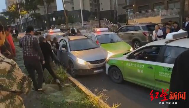 内江一私家车被出租车围堵？运管：司机称被挡路砍伤“的哥”