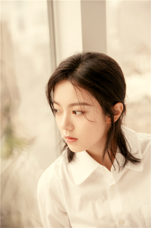 赵今麦文艺系写真曝光新剧将播挑战“丑女”造型