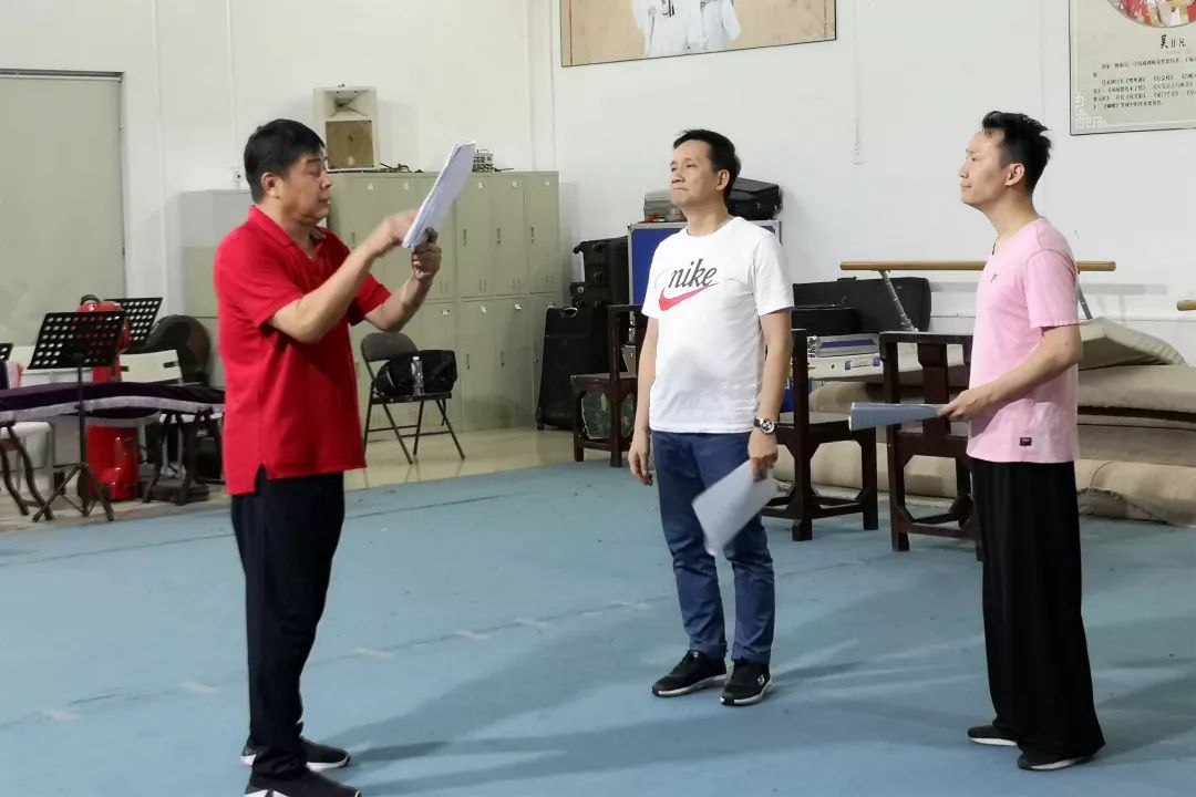 排练现场粤剧《清水河畔》在演员阵容方面,将由青年文武生李伟聪担任