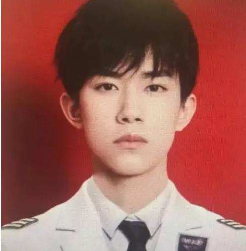 易烊千玺入选学校"国旗班",证件照曝光后,网友:天生正义像