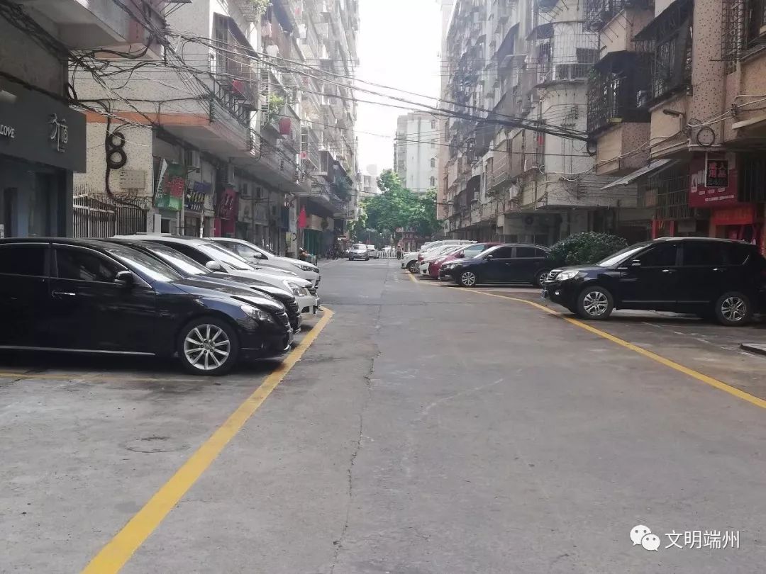 图源:肇庆市广播电视台 端州相关部门对城区背街小巷 施划停车管理