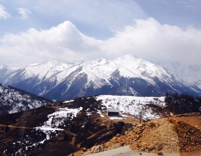 山的卡格博峰南侧,有自千米悬崖倾泻而下的瀑