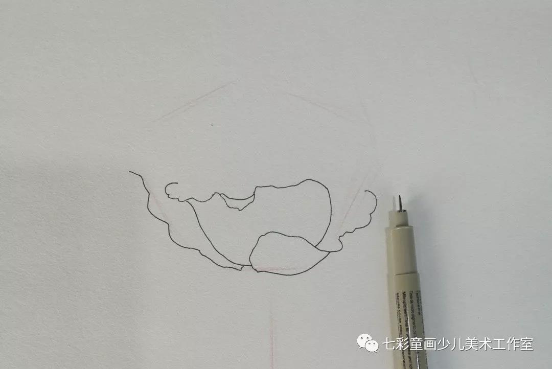 线描绘画教程《玫瑰花》2步骤二:用勾线笔深入刻画出玫瑰花的边缘线