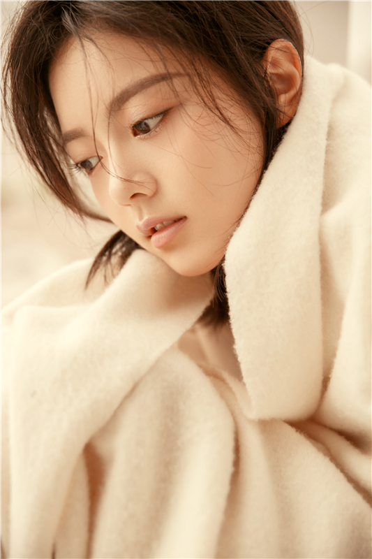 赵今麦文艺系写真曝光新剧将播挑战“丑女”造型