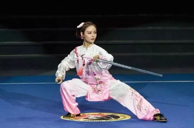 梁壁莹在舞剑