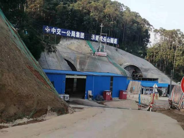 虎头山隧道工程项目起于汕头市濠江区南滨路汕头跳水馆西南侧,虎头 