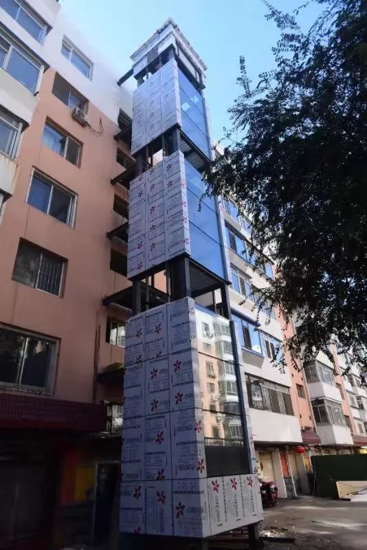 2号楼的4部电梯是18号进场的,现在首部电梯钢结构主体部分已经完毕