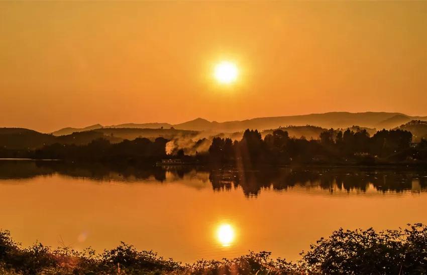 秋江夕照晚,丹枫逐水流