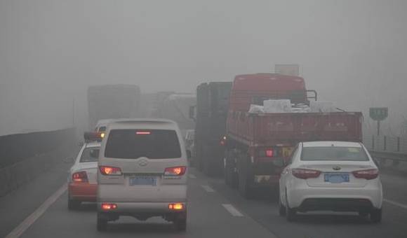 山东广饶:天气致大雾两油罐车追尾起火 