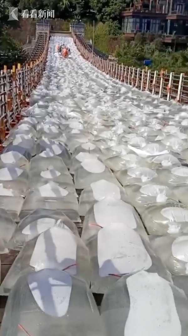 贵州茅台镇一桥上铺满800水袋，原来是···