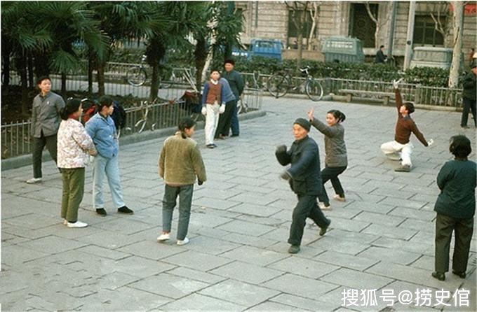 1980年代中国人,喜欢围观外国人只有冬天才戴口罩