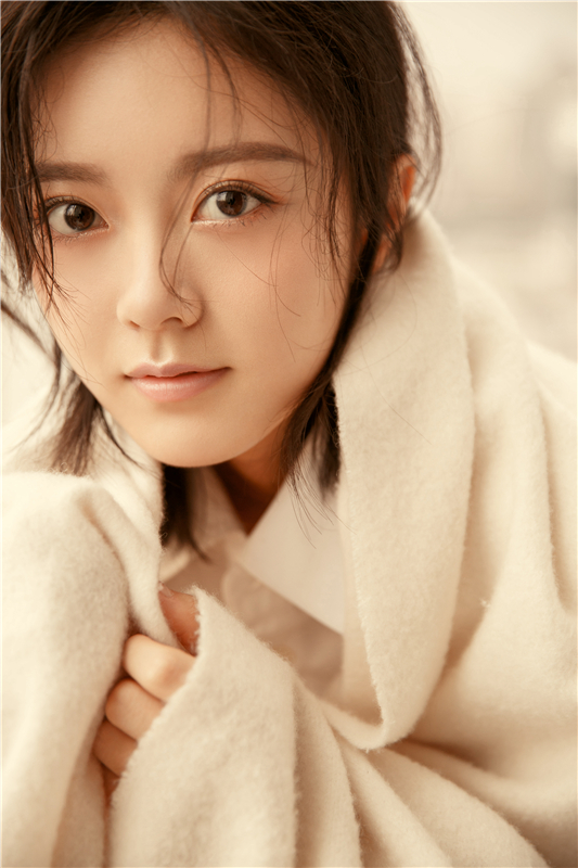 赵今麦文艺系写真曝光新剧将播挑战“丑女”造型