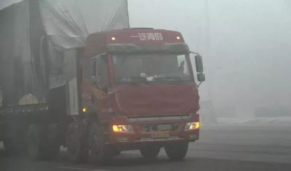 山东广饶:天气致大雾两油罐车追尾起火 