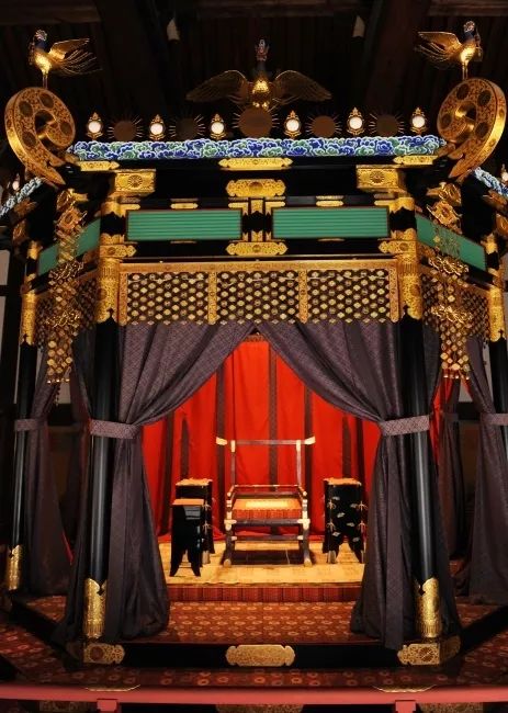 天皇登上高御座流程仪式经过这道仪式,新天皇向海内外宣告即位,因此