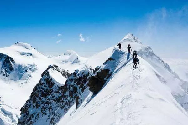 梦境奇缘，手机引领的飞翔之旅——穿越长河至雪山之巅的解梦探索