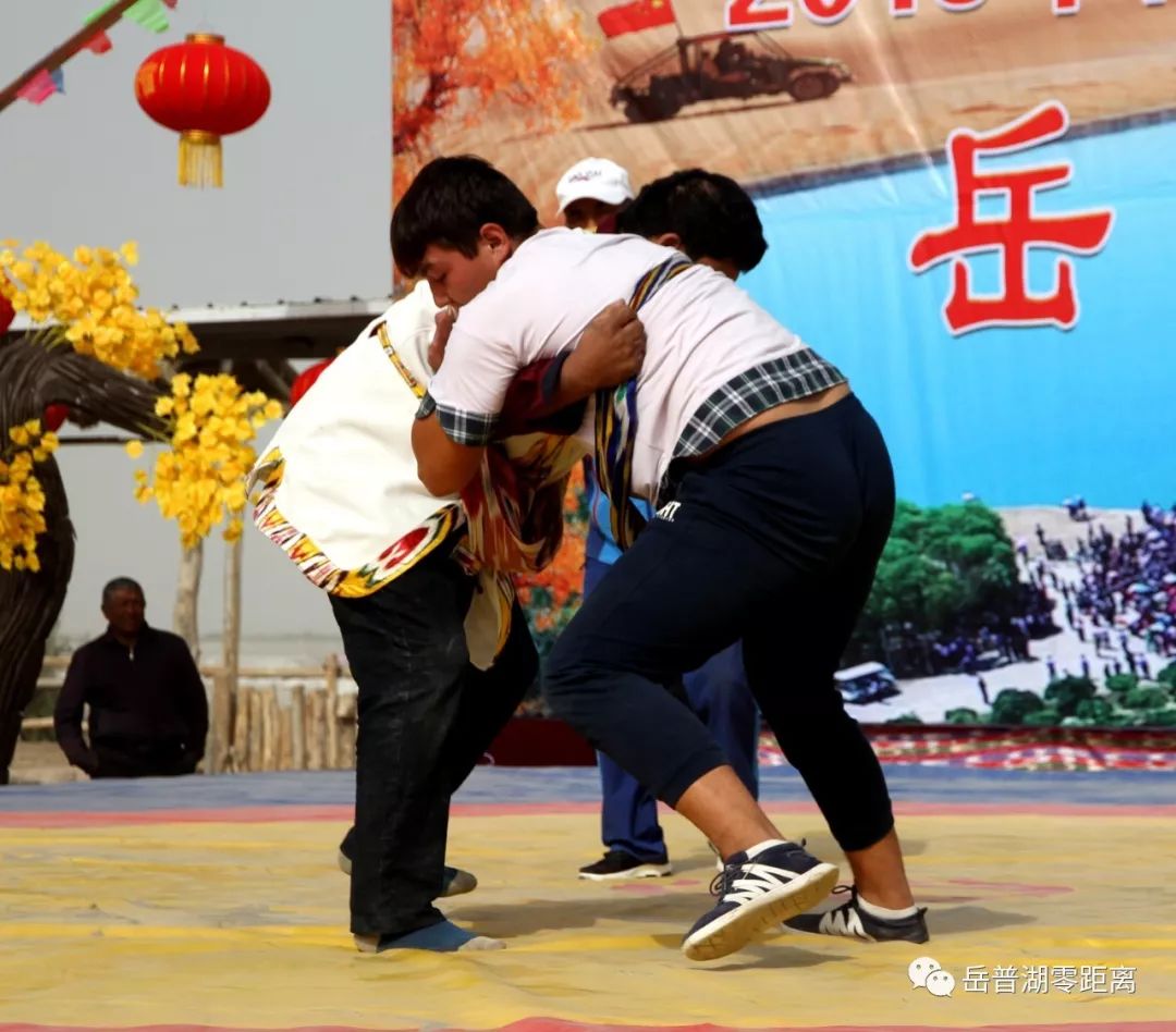 非物质文化遗产且力西摔跤女选手亮相胡杨节岳普湖分会场