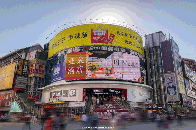 黄兴路步行街中心广场惊现巨幅广告,引来无数路人驻足围观?