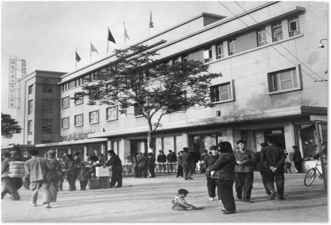 民生百货大楼11954年10月,中山大楼投入营业,这是当时东大街上仅有的