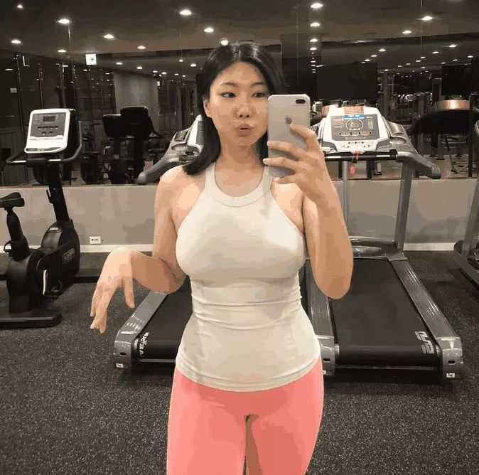 40岁高龄阿姨练出媲美卡戴珊身材,征服小鲜肉男友