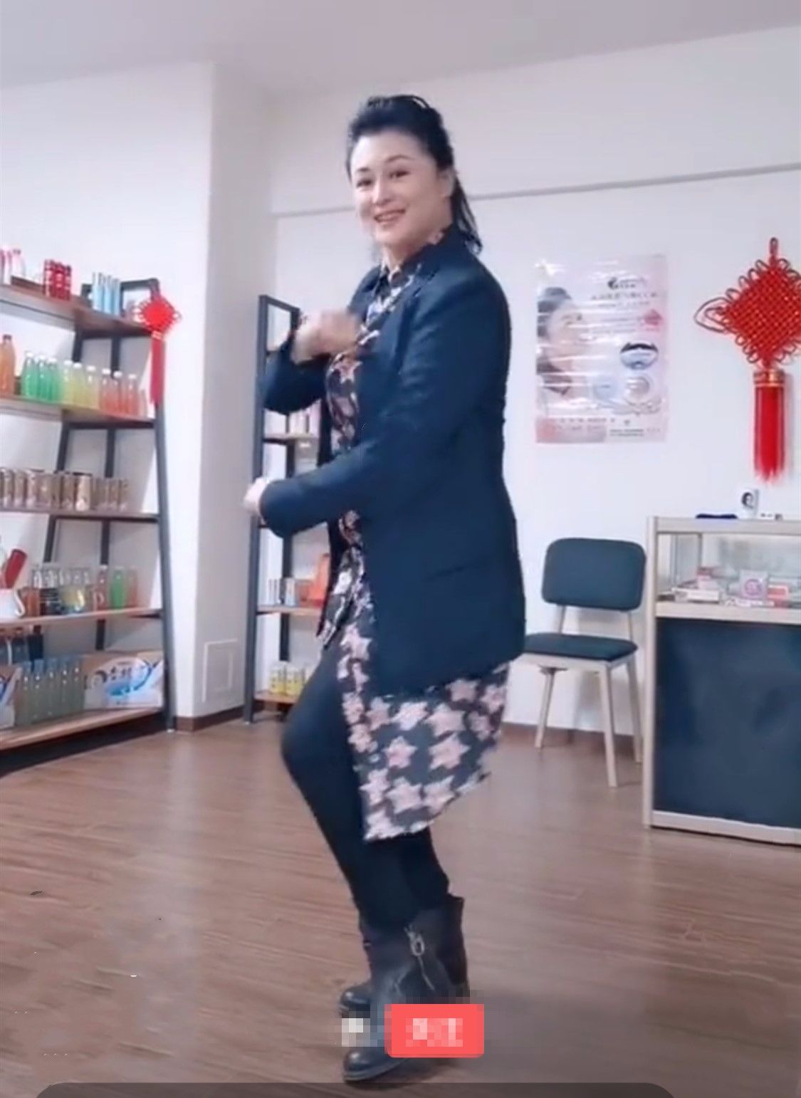 48岁于月仙拍小视频跳舞，活的真实又欢乐，提前过老年生活！