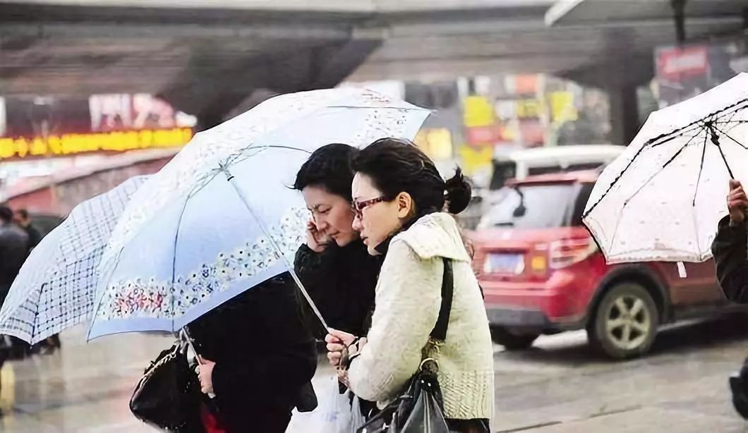 24日夜间到25日,东北部地区阴有 小雨转多云,其他地区多云转晴.