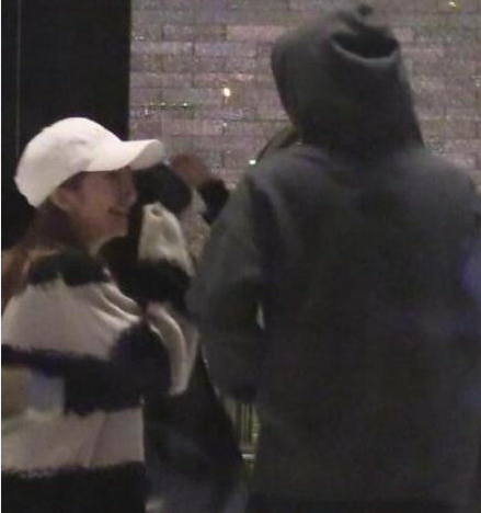 池子与王思聪前女友豆得儿被拍到一起回酒店,