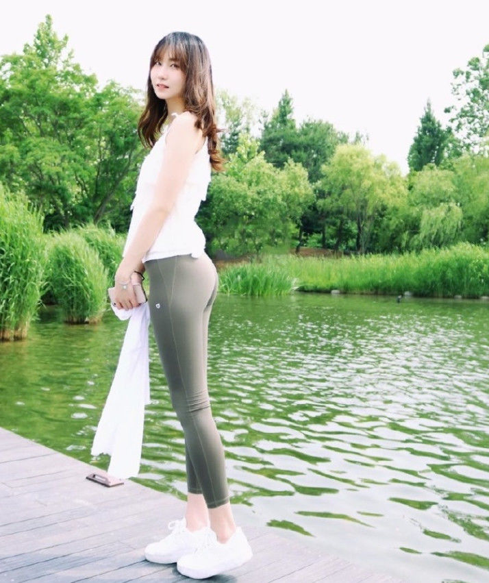 清纯少女亮点多,白上衣紧身裤让她成为极品女神
