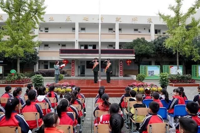 第77集团军某旅受阅官兵 走进崇州王场镇小学校 10月23日,陆军第77