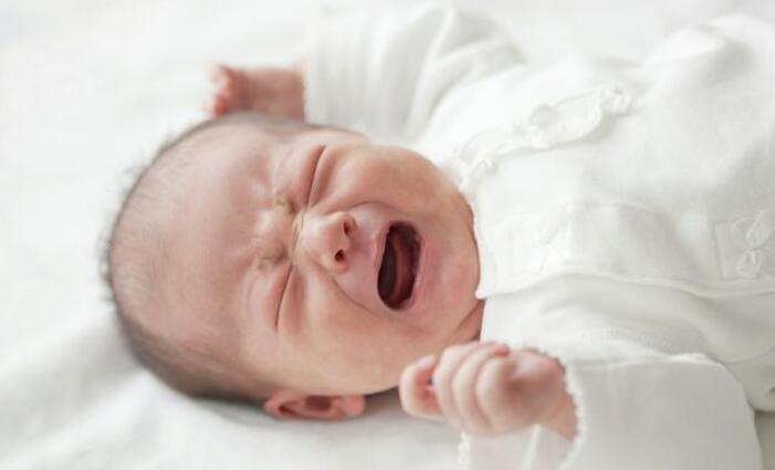 【花香宝贝】孩子抱着才睡，放下就醒是为什么？知道这些原因，2招就能解决！