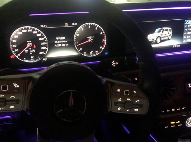 219万买到奔驰g500,提车后车主喜气洋洋,直呼可以单手