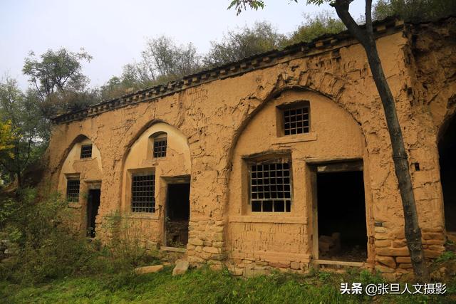 探秘山西一座废弃的老宅院 石头铺路还有土窑洞 尽显沧桑古朴