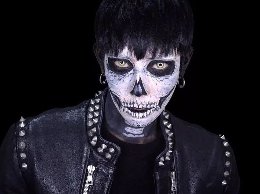 但是比起骷髅更恐怖的可能就是血腥这个形容词了,不管是血盆大口还是