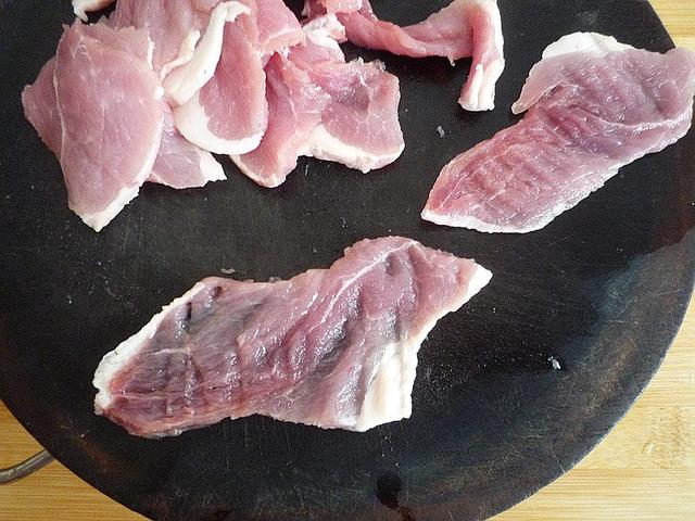 猪肉切稍厚的大片,切好后用刀背轻轻砸一遍,让肉质变松