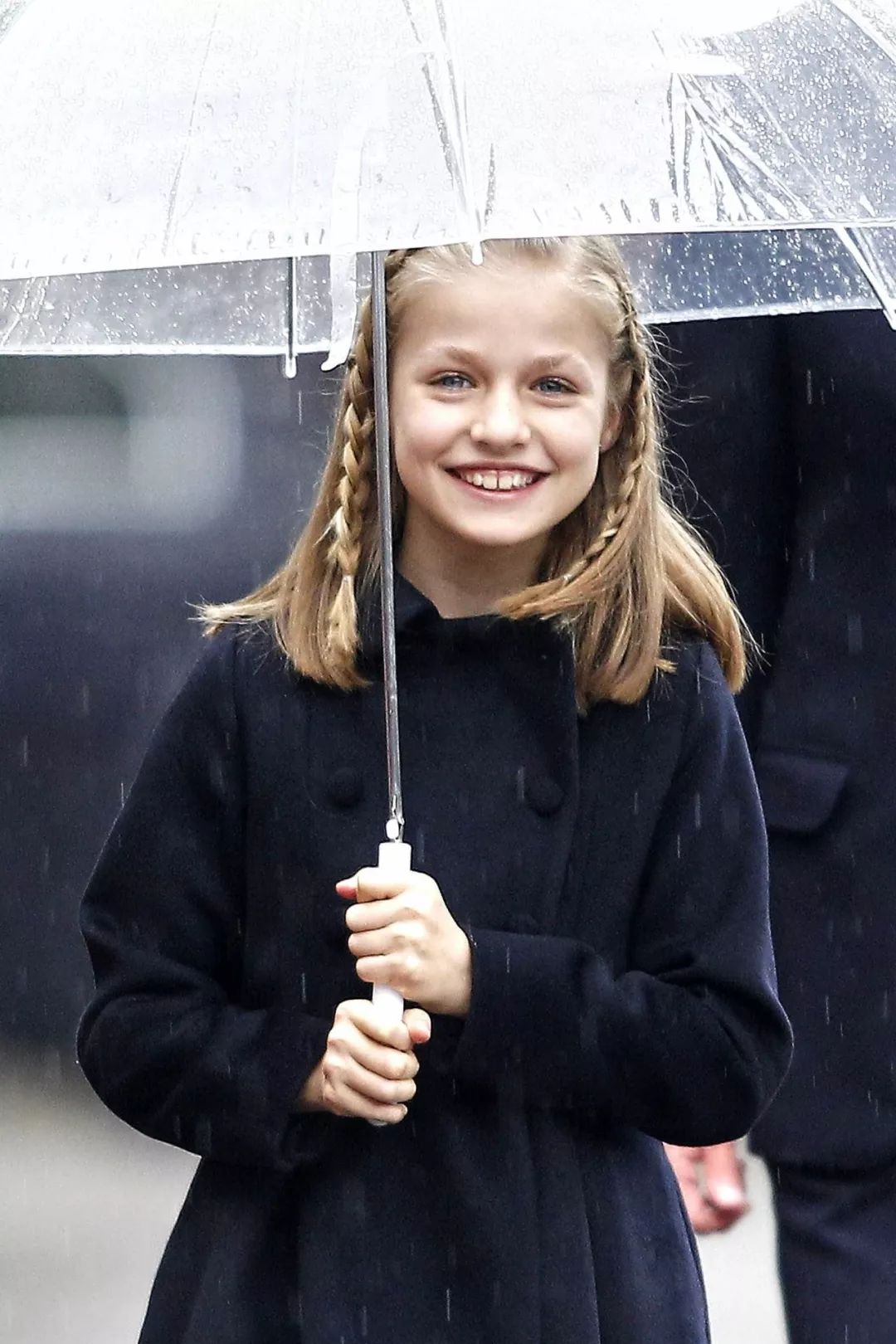 西班牙小公主给爸爸撑伞画面暖爆：是将来要成为女王的美少女！