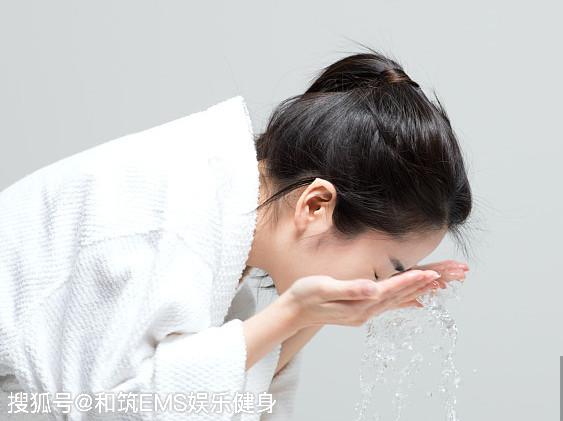 的洗面奶了，或者头天晚上用，第二天早上起来清水把脸洗干净就可以了。