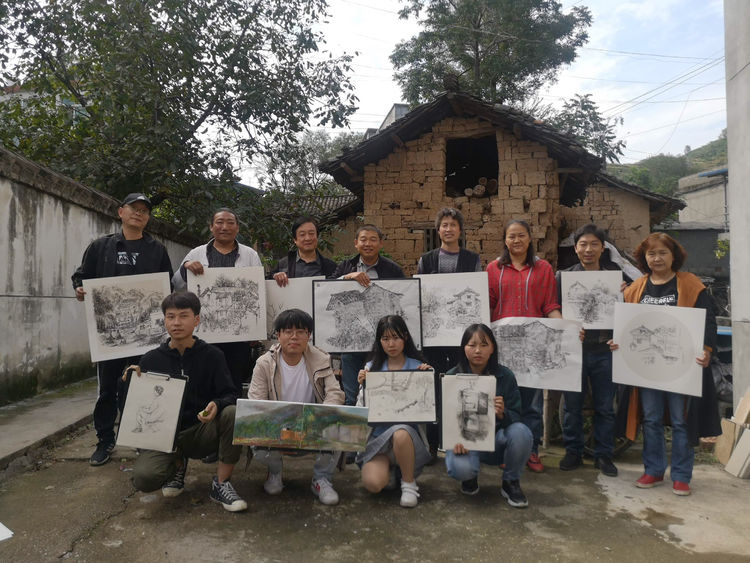 旬阳县政府高度重视,王副县长莅临美术作者写生现场博物馆指导工作.