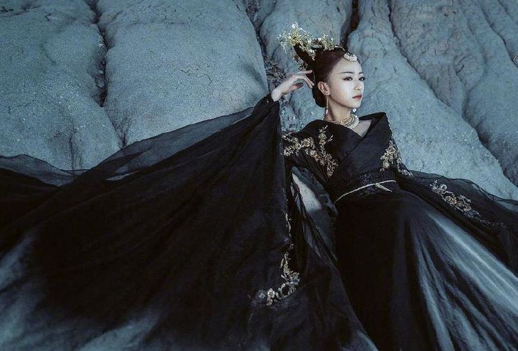 盘点黑色古装造型的女演员,杨紫冷艳,杨幂贵气