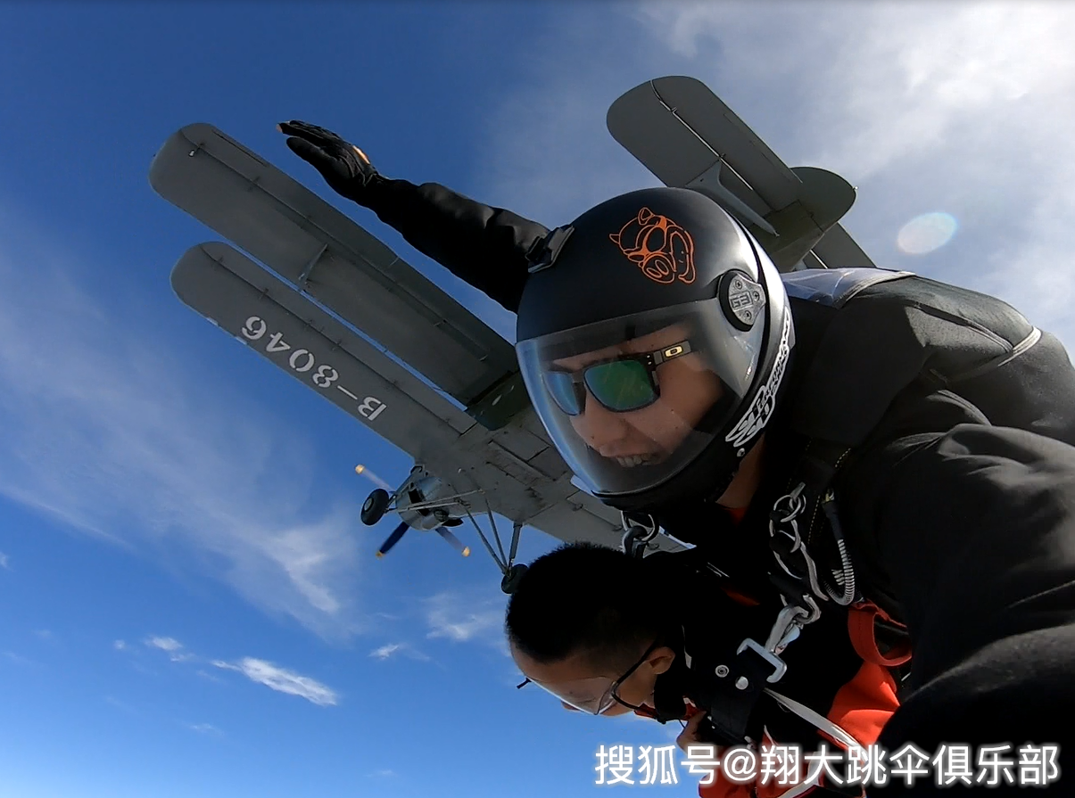 好莱坞最敢玩命的演员汤姆克鲁斯：7500米高空跳伞，徒手爬迪拜塔_哔哩哔哩_bilibili