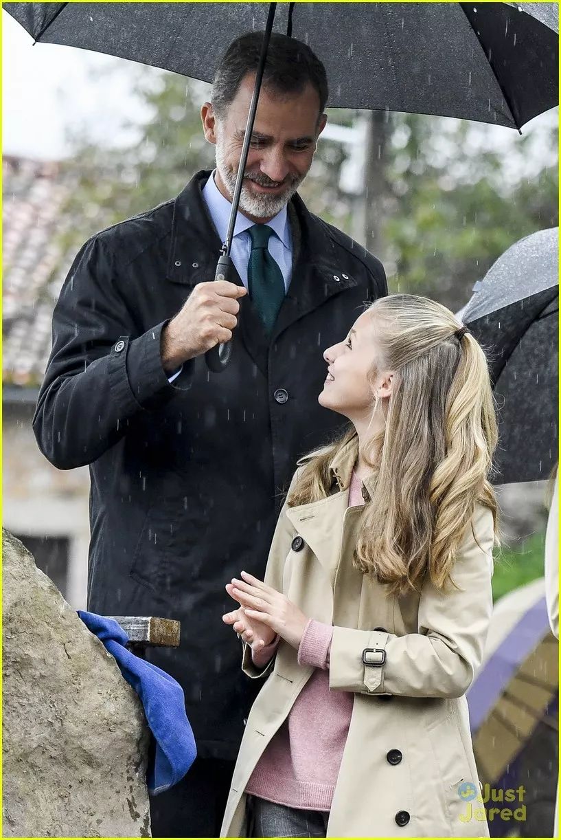 西班牙小公主给爸爸撑伞画面暖爆：是将来要成为女王的美少女！