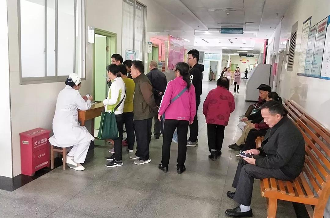 李醒三教授在华医心诚心血管专家兴安县人民医院工作室坐诊,查房带教