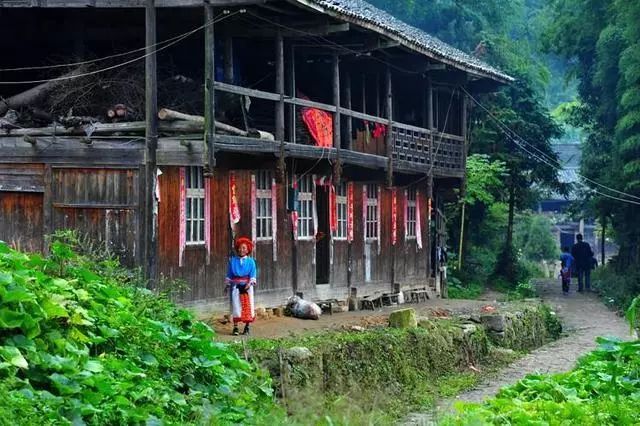 崇木凼村传统民居多为穿斗式木构建筑的形式,风格自然纯朴且结构完整.