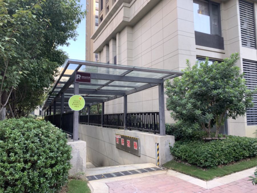 安装后 保利东郡苑 儿童游乐区地垫损坏更换 更换后 非机动车雨棚改
