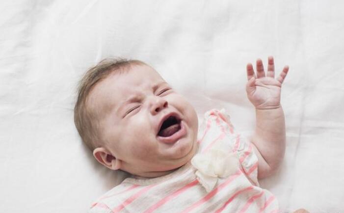 【花香宝贝】孩子抱着才睡，放下就醒是为什么？知道这些原因，2招就能解决！